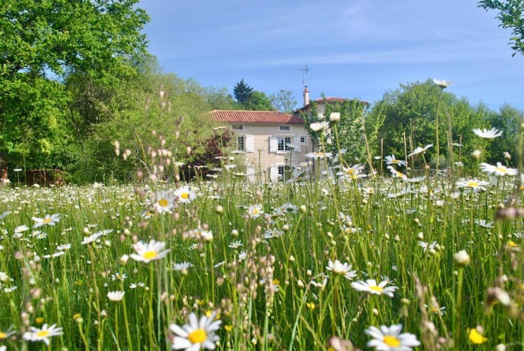 Moulin sous la Vergne Nanteuil-en-Vallée Extérieur photo